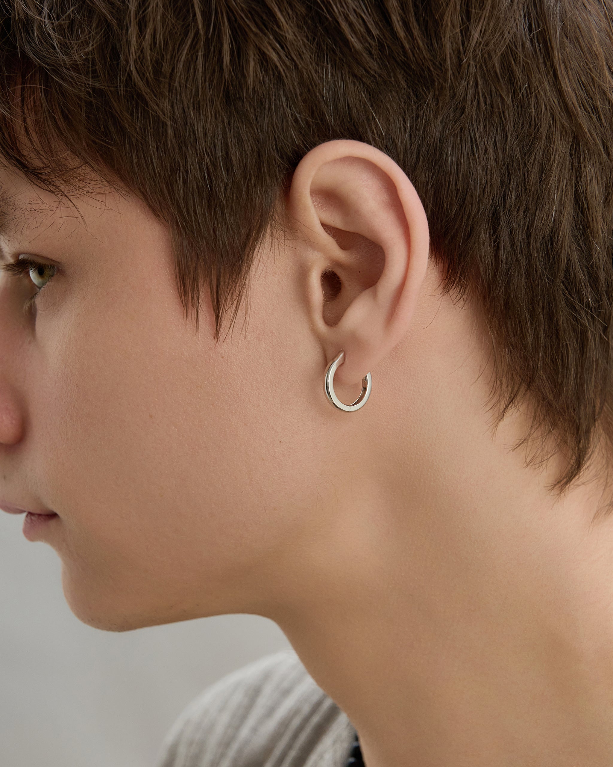 Medium Forme Huggie Hoop for Men