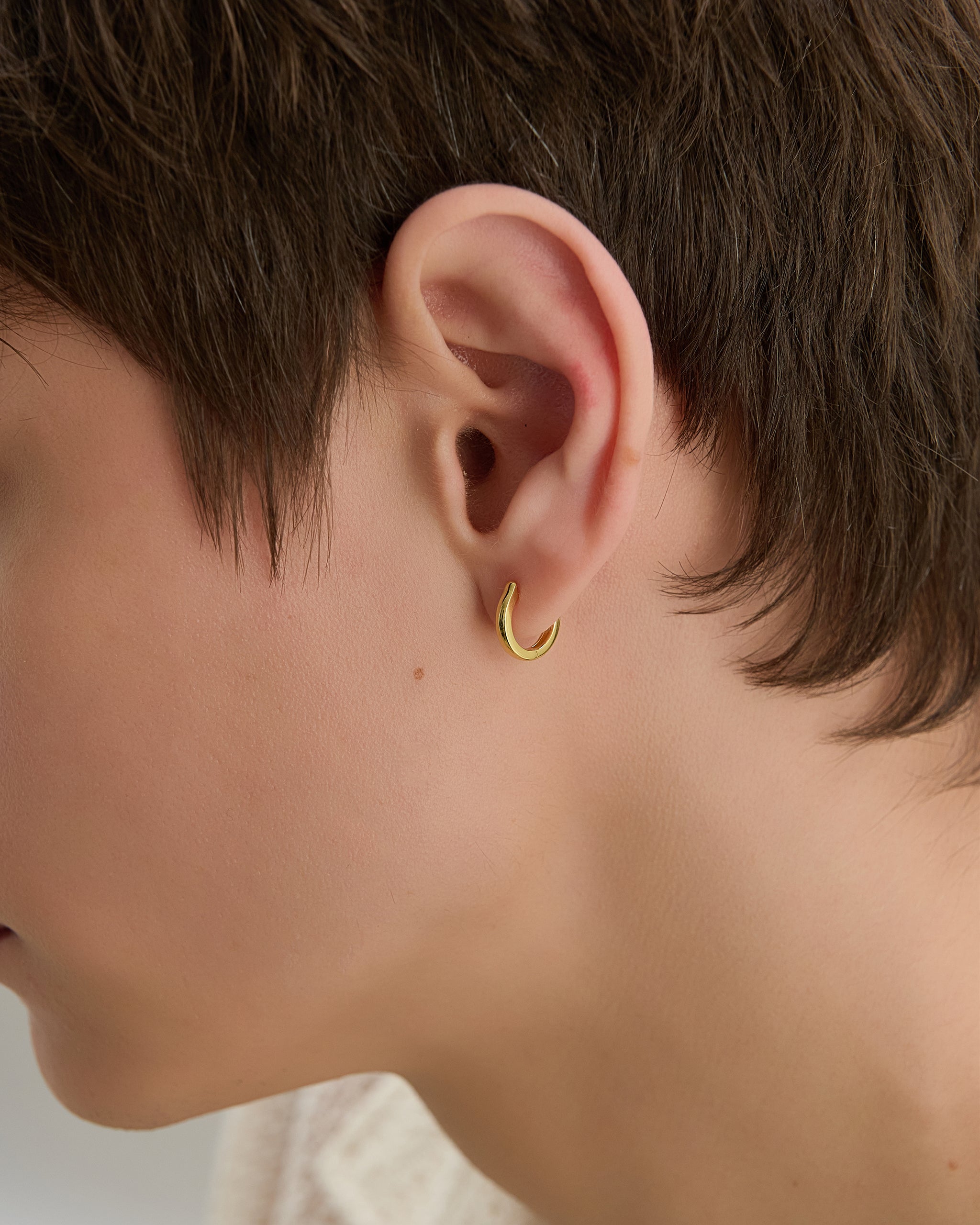 Men's Gold Forme Huggie Hoop